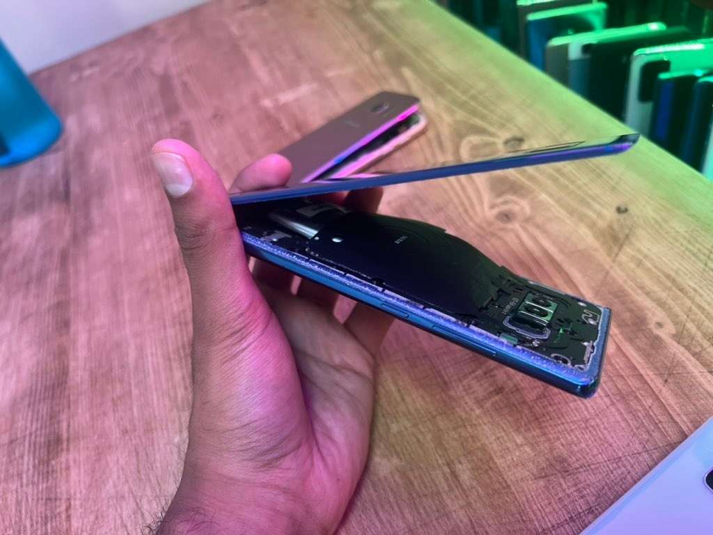 Mrwhosetheboss found his Samsung smartphones swollen up(1)