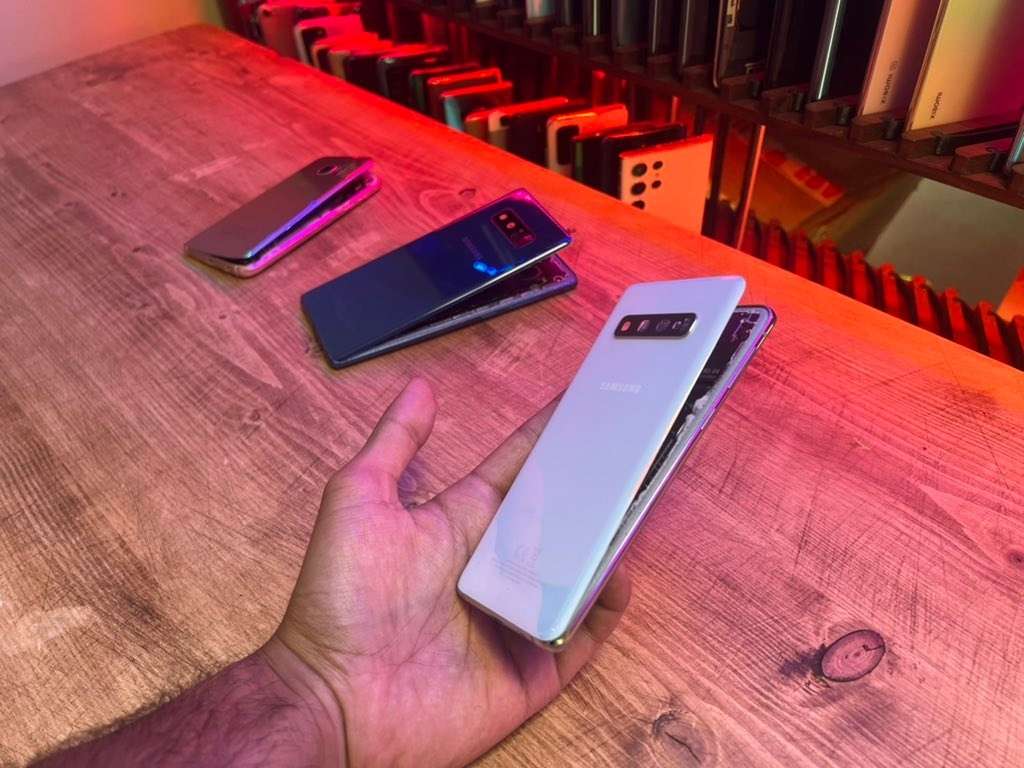 Mrwhosetheboss found his Samsung smartphones swollen up