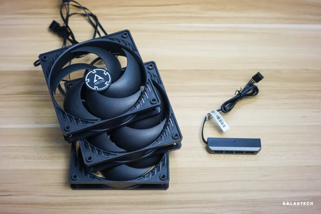 Arctic P12 PWM PST Fan and DeepCool FH-04 fan hub