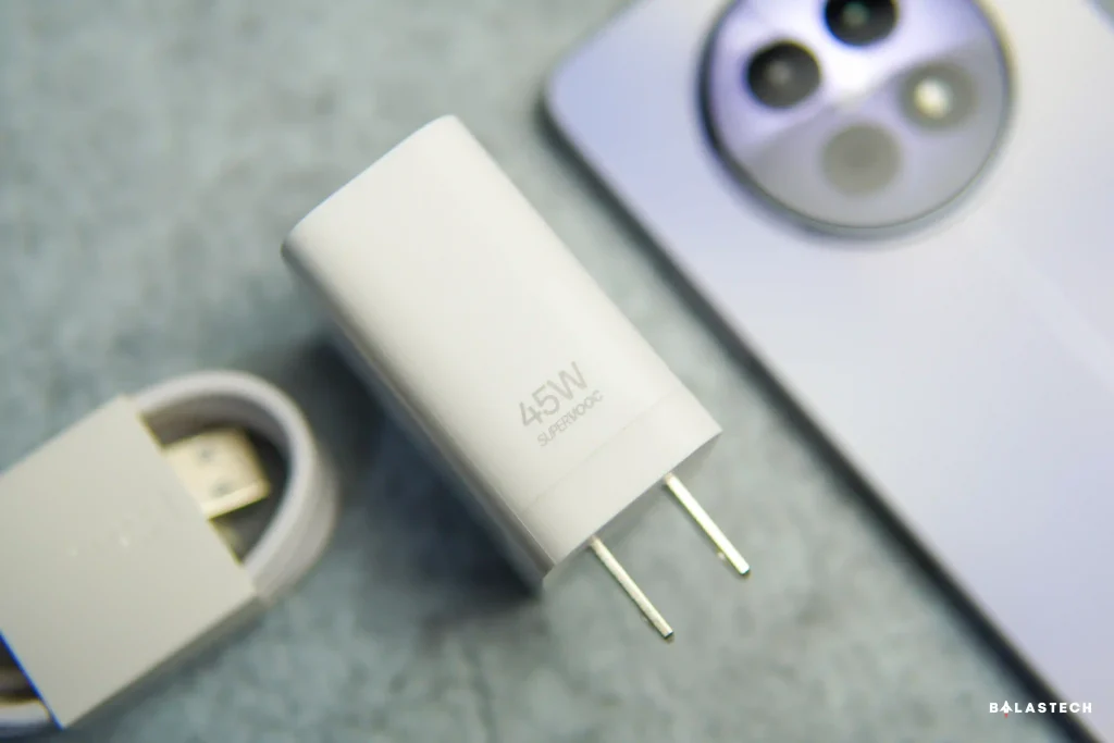 realme 12 5G 45W SUPERVOOC charging adapter
