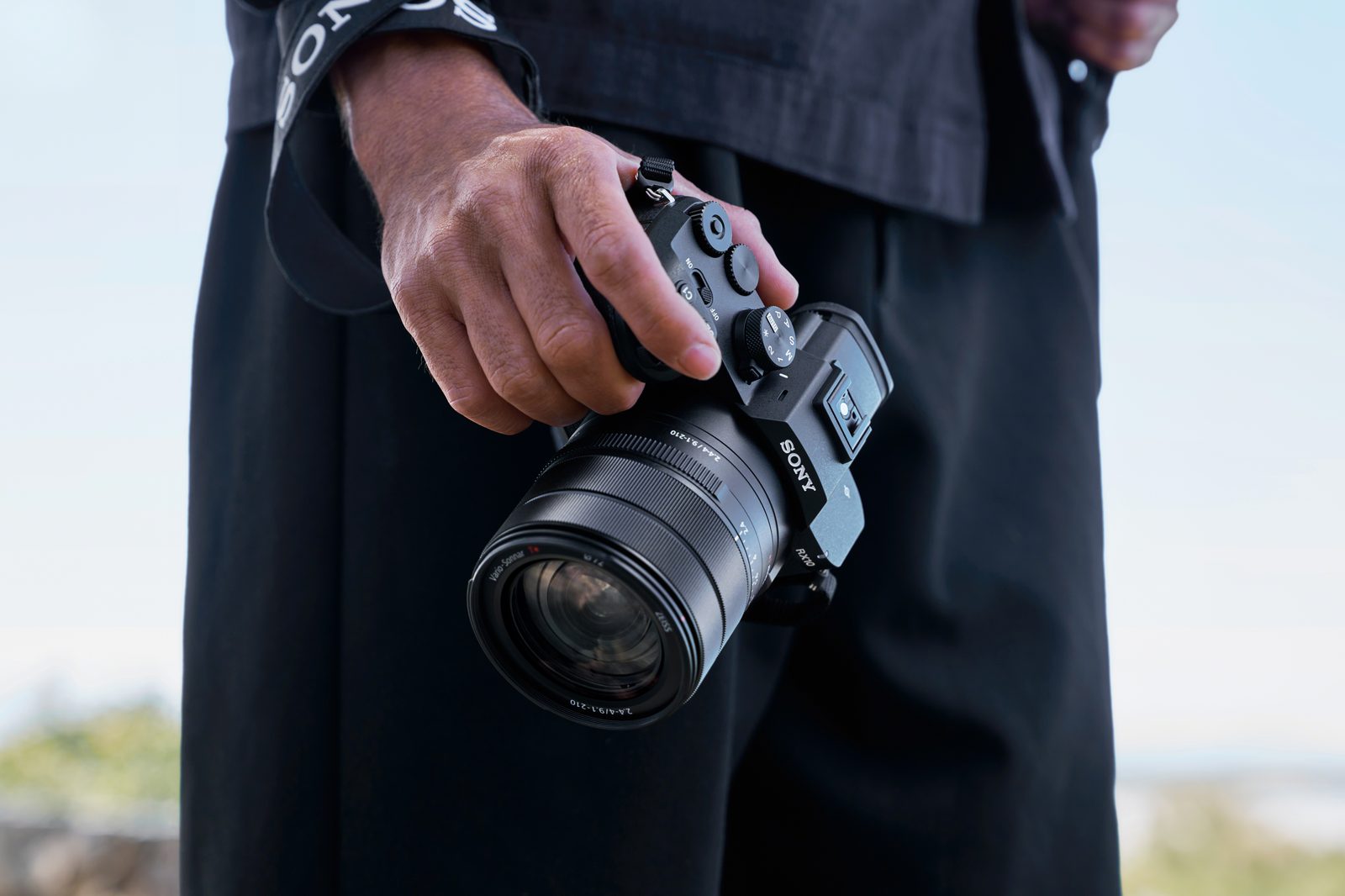 Sony RX10 V Arrives in the Philippines: 25x Zoom, AI Autofocus, Priced at ₱130,999 2 - balastech Sony RX10 V design with ZEISS 24-600mm lens