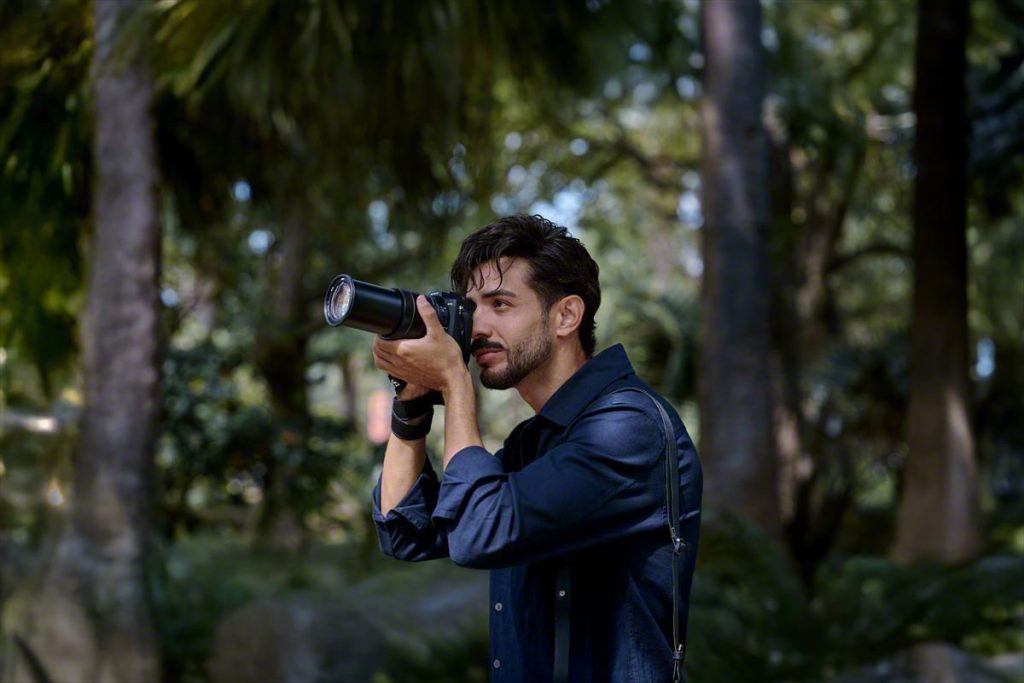 Sony RX10 V Arrives in the Philippines: 25x Zoom, AI Autofocus, Priced at ₱130,999 Sony RX10 V Philippines superzoom camera in use outdoors